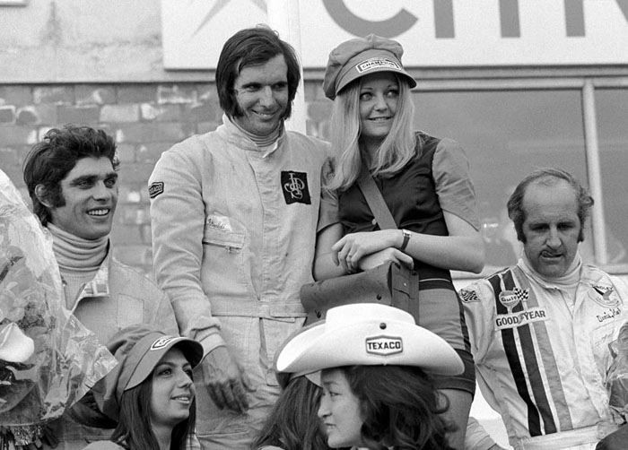 No GP da Bélgica de 1972, disputado no circuito de Nivelles, Emerson Fittipaldi venceu a prova, com a Lotus. À esquerda, o francês François Cevert, já falecido, chegou em segundo, com a Tyrrell. Denny Hulme (McLaren) completou o pódio, em terceiro. Foto: Divulgação