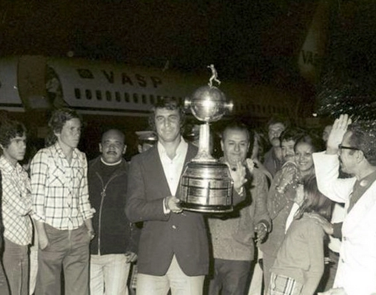 Piazza a taça da Libertadores de 1976, conquistada pelo Cruzeiro