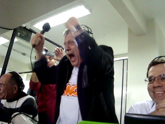 Fim de jogo! Santos tricampeão da Libertadores, em 22 de junho de 2011. Milton vibra, grita, chora... Atrás, filmando, está Tufano Silva, do Portal TT. À esquerda, José Silvério, e à direita, Mauro Beting, pronto para receber mais uma bitoca... Foto: Marcos Júnior/Portal TT