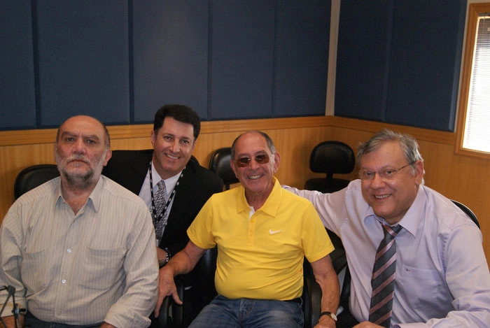 Da esquerda para a direita, sentados estão, Zaidan, Sandro Barbosa, José Silvério e Milton Neves, em um momento de descontração do programa de rádio. Foto enviada por Gabriel