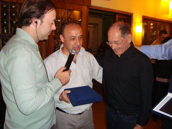 Leandro Quesada entrevistando José Silvério, homenageado pela Aceesp em 14 de novembro de 2011. Entre os dois, o vice-presidente da Aceesp, Erick Castelheiro. Foto: Marcos Júnior/Portal TT