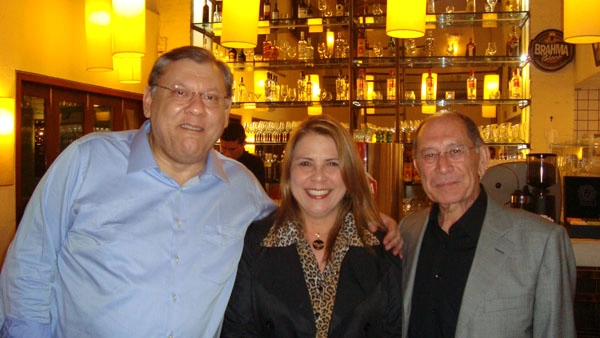 Milton e o casal Rose e José Silvério, em 14 de novembro de 2011, na Pizzaria 1900 dos Jardins, na Rua Barão de Capanema. Foto: Marcos Júnior/Portal TT