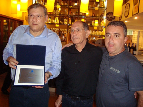 Milton com sua placa, José Silvério e Luiz Ademar (presidente da Aceesp em 2011), no dia 14 de novembro de 2011. Foto: Marcos Júnior/Portal TT