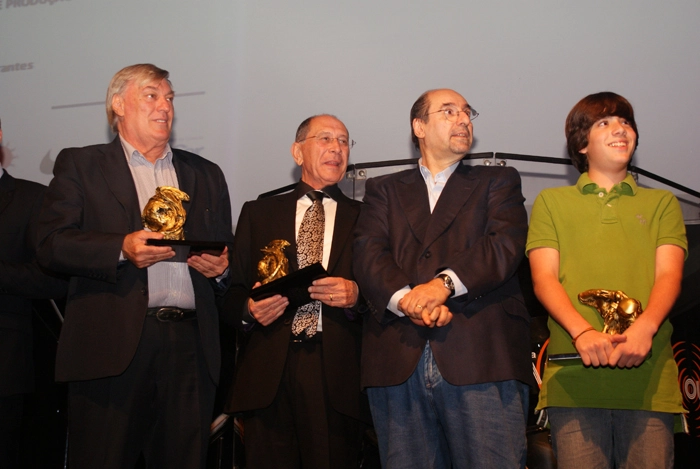 Da esquerda para a direita estão: Flávio Adauto, José Silvério, Wanderley Nogueira e Luca Beting, filho de Mauro Beting. Foto: Adilson Gomes Figueredo / Aceesp 