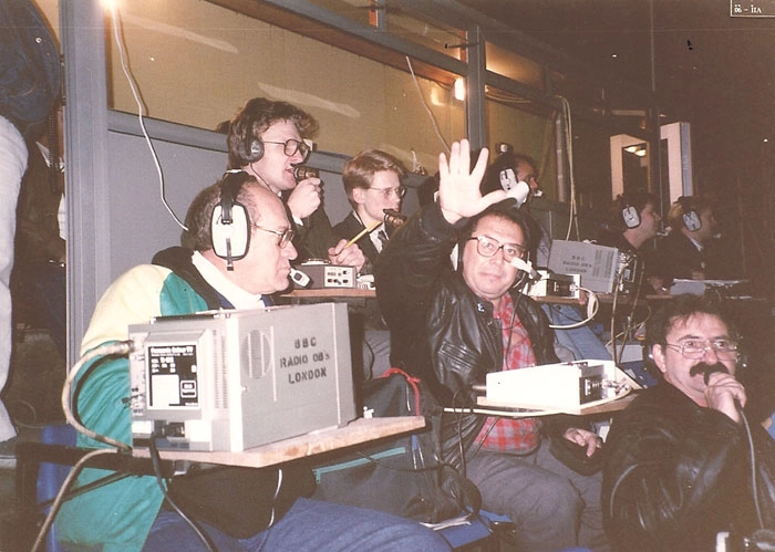 Da esquerda para a direita, Israel Gimpel é o primeiro sentado (com jaqueta verde e branco) e ao seu lado, José Silvério acenando com a mão. Foto: Arquivo pessoal
