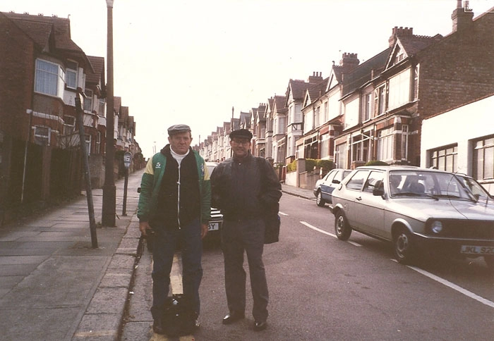 Da esquerda para a direita, Israel Gimpel com jaqueta verde e branco da Seleção Brasileira e José Silvério, com as mãos nos bolsos devido o frio. Foto: Arquivo pessoal
