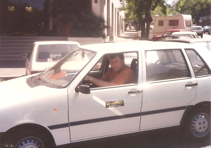 Milton, no carro alugado pela Jovem Pan durante a cobertura da Copa do Mundo da Itália, quando esteve ao lado de Nílson César, Wanderley Nogueira e José Silvério