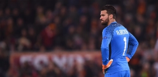 Jornal: Courtois e De Gea ficam para trás e Alisson vira prioridade do Real