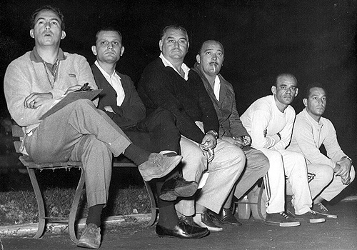 Da esquerda para a direita: professor J&uacute;lio Mazzei, doutor &Iacute;talo Consentino, Antoninho Fernandes, o t&eacute;cnico Lula (com seu cigarrinho) e os massagistas Macedo e Beraldo. E que belo banco de reservas!
