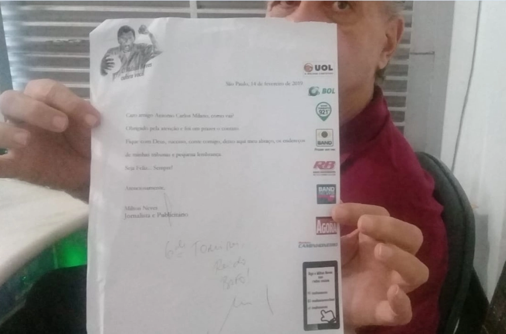 Tomires, ex-goleiro do XV de Jaú e do Comercial, mostrando com carinho a carta que recebeu de Milton Neves, no dia 14 de fevereiro de 2019