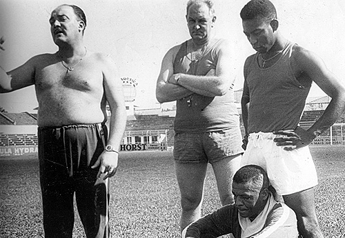 Treinamento do Santos FC, nos anos 60: o t&eacute;cnico Lula (esq), Alcino Pellegrini, Pel&eacute; e Fioti (sentado).