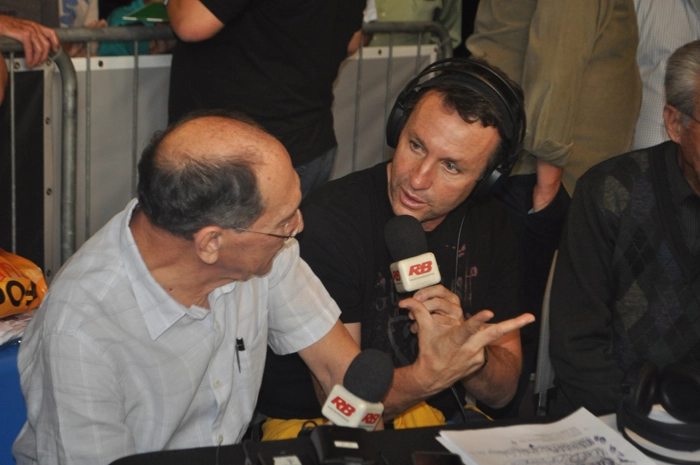 No dia 5 de maio de 2012, grandes personalidades do futebol e da mídia se encontraram no Museu do Futebol, em São Paulo, para comemorar o aniversário de 75 anos da Rádio Bandeirantes. Juntos, os colegas de Rádio Bandeirantes José Silvério e Neto. Foto: Ednilson Valia/Portal TT
