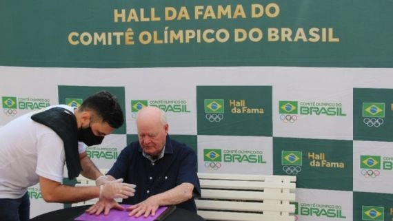 Em 16 de julho de 2021, dia em que completou 84 anos, deixando as marcas de suas mãos no Hall da Fama do Comitê Olímpico do Brasil. Foto: COB