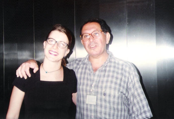 Entre 1995 e 1997, grandes profissionais passaram pela Rádio Jovem Pan: na imagem, José Silvério abraça a jornalista Tatiana Ferraz