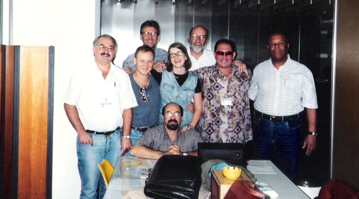 Entre 1995 e 1997, grandes profissionais passaram pela Rádio Jovem Pan: da esquerda para a direita, Luís Carlos Quartarollo, Flávio Gomes, João Antonio de Carvalho, Tatiana Ferraz, José Carlos Carboni, José Silvério, Luizão e, sentado, Wanderley Nogueira 

