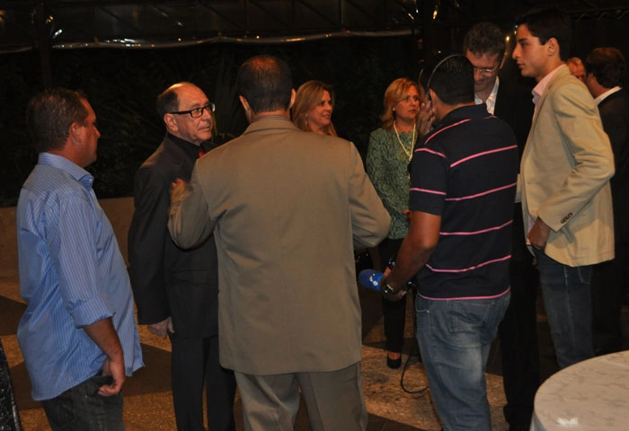 José Silvério, de terno preto e gravata vermelha, é cercado por amigos da crônica esportiva na festa da ACEESP, em 2012, no Esporte Clube Sírio