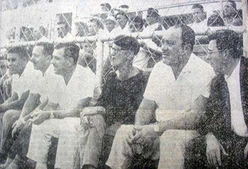 Em um treinamento entre as equipes de Santos e Portuguesa Santista em Ulrico Mursa aparecem o t&eacute;cnico do Santos Lula e ao seu lado usando uma 