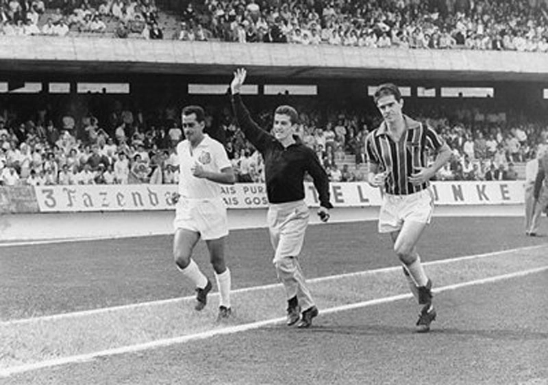 Zito, Éder Jofre e Gérsio Passadore, durante volta olímpica no primeiro clássico entre São Paulo e Santos no estádio do Morumbi, em 1960. Foto: ASSOPHIS (Associação dos Pesquisadores e Historiadores do Santos FC)