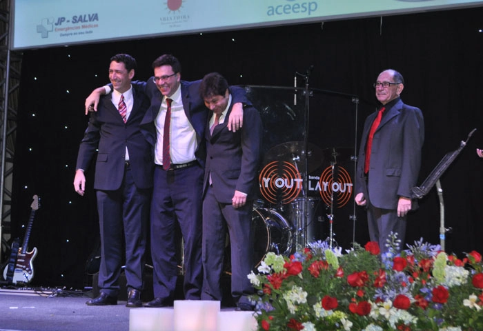 No Prêmio da ACEESP de 2012, realizado no Esporte Clube Sírio, os finalistas como melhor comentarista de rádio: Paulo Vinícius Coelho, Mauro Beting e Mário Marra se abraçam, enquanto José Silvério aguarda para entregar os troféus