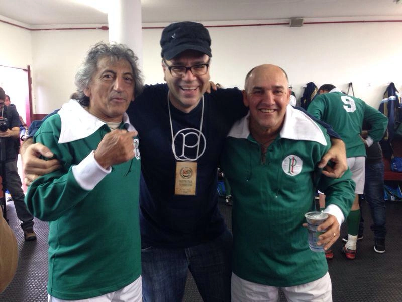 No Estádio Conde Rodolfo Crespi, na rua Javari, Mauro Beting (centro) com os ex-laterais palmeirenses Rosemiro e Odair, que participaram da Taça Oberdan Cattani. Foto: arquivo pessoal de Mauro Beting 