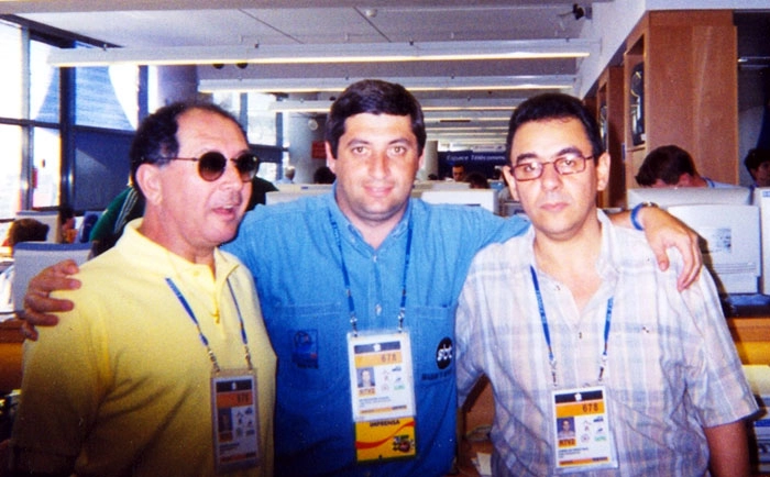 Em 1998, da esquerda para a direita, José Silvério, à época na Rádio Jovem Pan, o repórter Antonio Petrin e o comentarista Flávio Prado. Foto Arquivo pessoal Antonio Petrin. 
