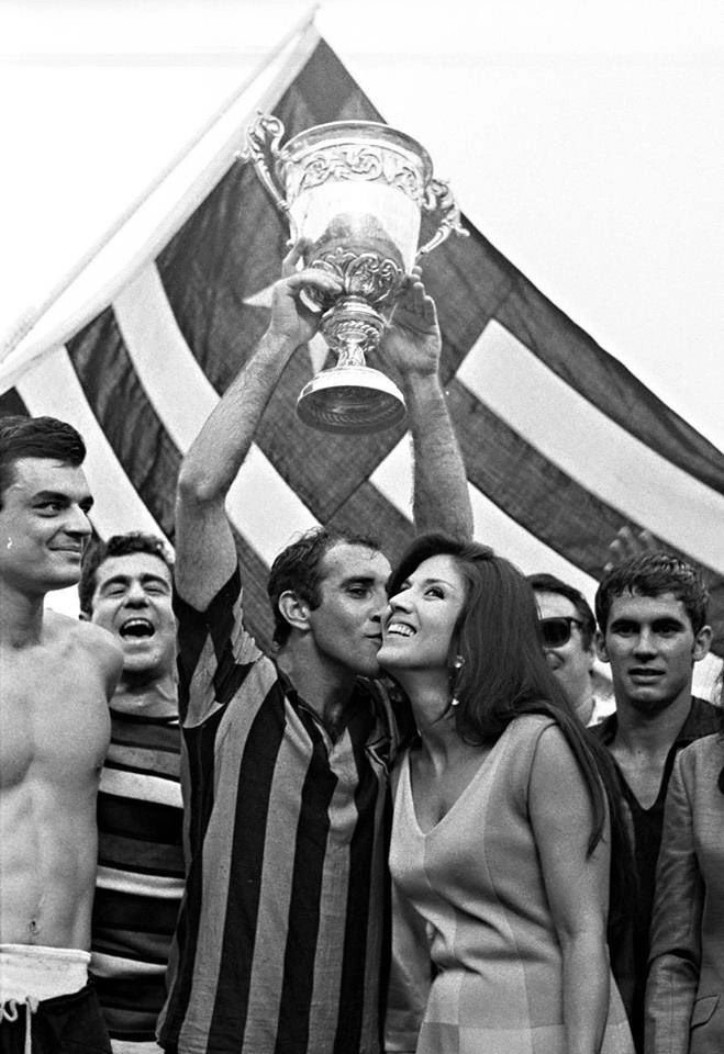 O botafoguense Gérson ergue a taça do Carioca de 1968 e beija o rosto da saudosa atriz Yoná Magalhães