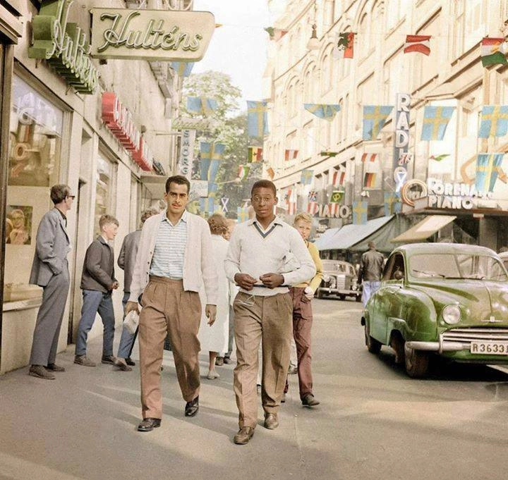 Zito e Pelé passeando pela cidade de Estocolmo, duarnte a Copa do Mundo de 1958. Foto: ASSOPHIS (Associação dos Pesquisadores e Historiadores do Santos FC)