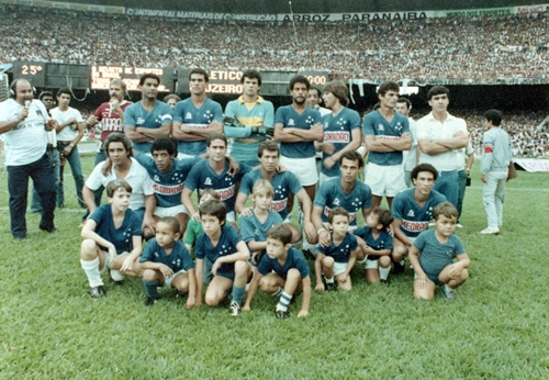 Vejam o Cruzeiro em 1984 em dia de clássico contra o Atlético no Mineirão. Em pé estão Carlos Alberto, Ademar, Ademir Maria, Luis Cosme, Douglas e Eugênio; agachados temos Carlinhos, Palhinha, Carlos Alberto Seixas, Joãozinho e Tostão II