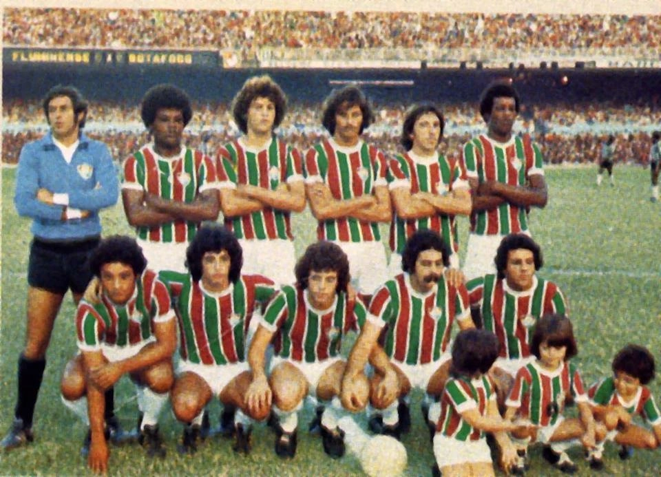 Fluminense x Botafogo. Da esquerda para a direita, em pé: Félix, Toninho Baiano, Edinho, Silveira, Zé Mário e Marco Antonio. Agachados: Gil, Kleber, Manfrini, Rivellino e Zé Roberto