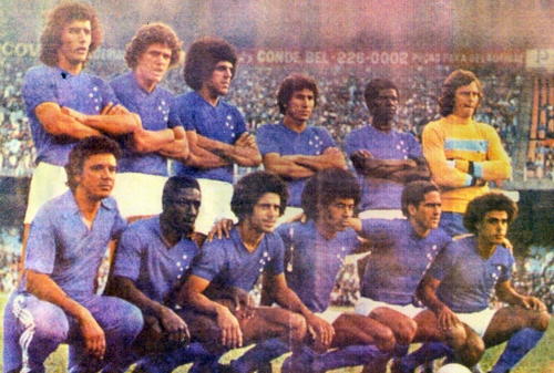 Vejam o Cruzeiro campeão da Taça Libertadores da América de 1976. Nesta foto no Mineirão estão, em pé, Nelinho, Moraes, Ozires, Valdo, Vanderlei e Raul; agachados vemos Silva, Eduardo, Jairzinho, Palhinha e Joãozinho
