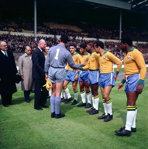 Em 1963, o goleiro Gilmar apresenta seus companheiros de seleção ao Duque de Glouscester, antes do amistoso Brasil e Inglaterra. Foto: ASSOPHIS (Associação dos Pesquisadores e Historiadores do Santos FC)