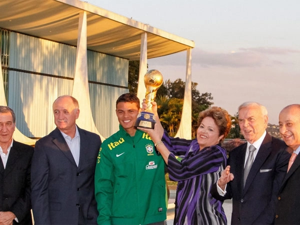 Carlos Alberto Parreira, Felipão, Thiago Silva, Dilma, Marin e Marco Polo celebram a conquista da Copa das Confederações de 2013. FOTO: UOL