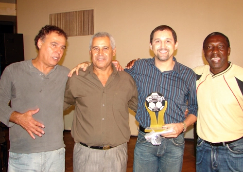 Em foto de 2008, da esquerda para a direita estão: o ex-ponta Joãozinho, o ex-zagueiro Dequinha (atuou no Fla e no CSA), uma pessoa não identificada e o ex-meio-campista Paulo Isidoro, o glorioso Tziu, que brilhou no Galo, Grêmio, Santos e Guarani