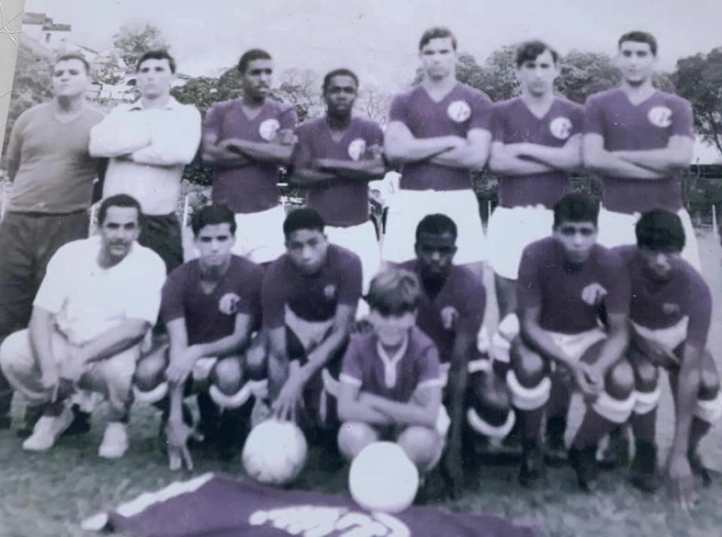 Em 1965, nesta formação do América-RJ, Nelinho é o penúltimo em pé, da esquerda para a direita. Foto: Reprodução