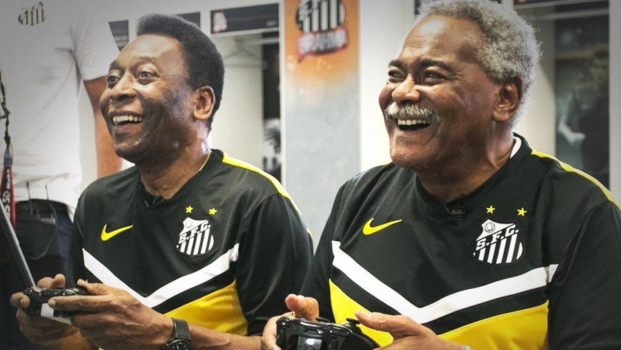 Pelé e Coutinho jogando vídeogame, no dia 10 de dezembro de 2014. Foto: Divulgação