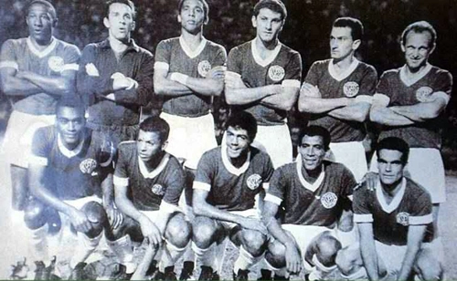 Este time do Palmeiras conquistou o primeiro título do Robertão, em 1967. Em pé estão Djalma Santos, Valdir, Minuca, Baldocchi, Dudu e Ferrari; agachados vemos Gallardo, Suingue, César, Jair Bala e Rinaldo