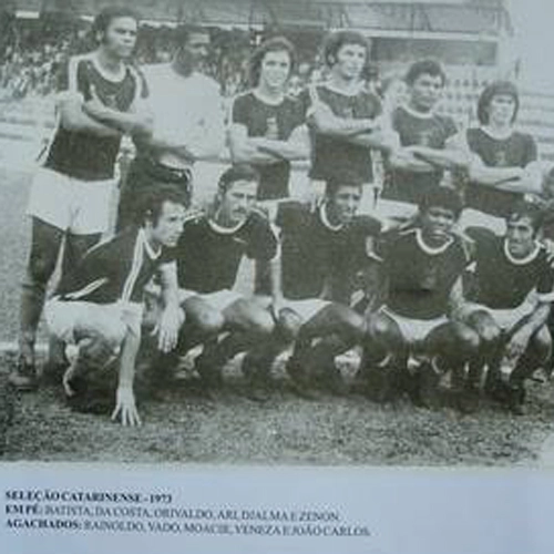 Seleção catarinense em 1973. Em pé: Batista, Da Costa, Orivaldo, Ari, Djalma e Zenon. Agachados: Rainoldo, Vado, Moacir, Veneza e João Carlos Cueca
