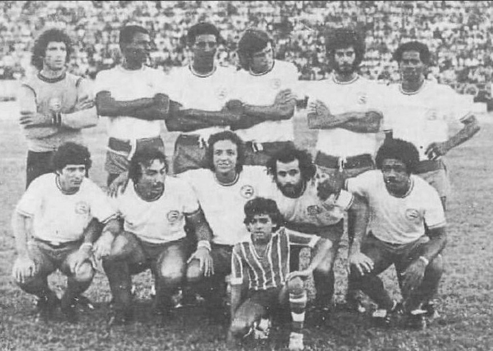 Time do Bahia de 1976 - Joel Mendes, Perivaldo, Z&eacute; Augusto, Navarro, Romero e Baiaco; Eduzinho, Beijoca, Douglas, Afonsinho e J&eacute;sum. (Foto: Reprodu&ccedil;&atilde;o &ndash; Twitter @FREDCHAMECHAME)