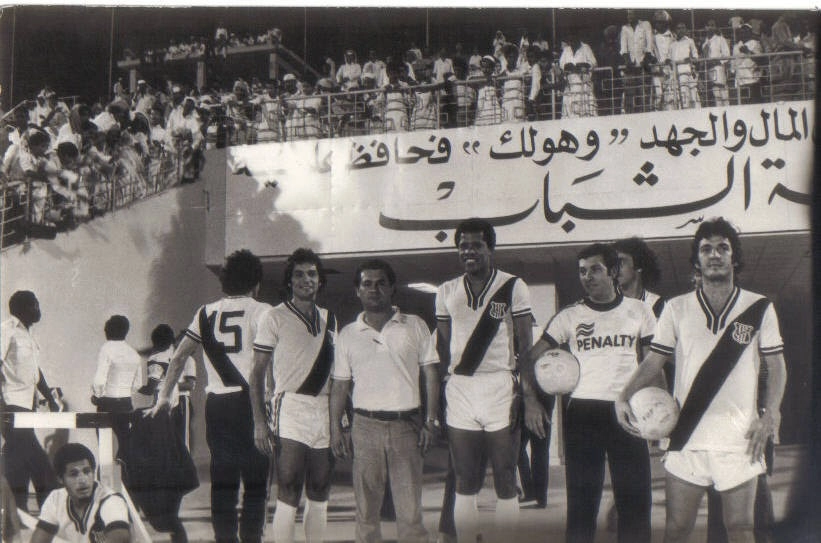 Em 1978, excursão da Ponte Preta ao mundo árabe. Dario está no centro, é o mais alto, entre dois integrantes da comissão técnica da Ponte. Nas extremidades, à esquerda está Afrânio e à direita Marco Aurélio. Agachado, à esquerda, Odirlei. Foto: Reprodução