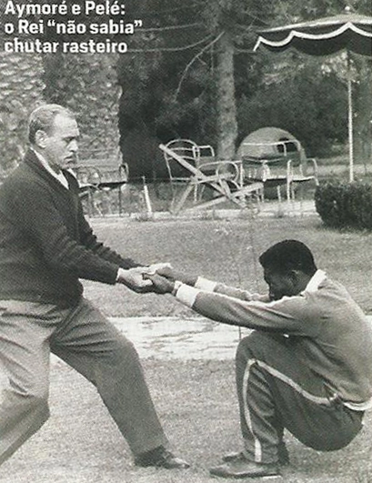 Aymoré Moreira ajuda Pelé nas flexões. Para o treinador, Pelé não era bom chutando bolas rasteiras. Durante treino, o Rei marcou 20 gols dessa forma, contrariando a opinião de Aymoré... Foto: Revista Placar