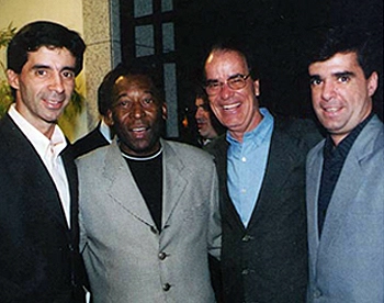 Pelé é um grande amigo de Mauro Galvão, que aparece com Antônio Lopes e o filho do técnico, Lopes Júnior.