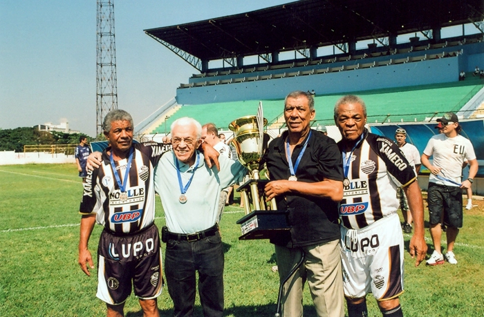 Depois de um amistoso entre veteranos do Comercial e do Botafogo RP. Da esquerda para a direita: Ferreira, Dr. Maciel, Jair Bala e Píter