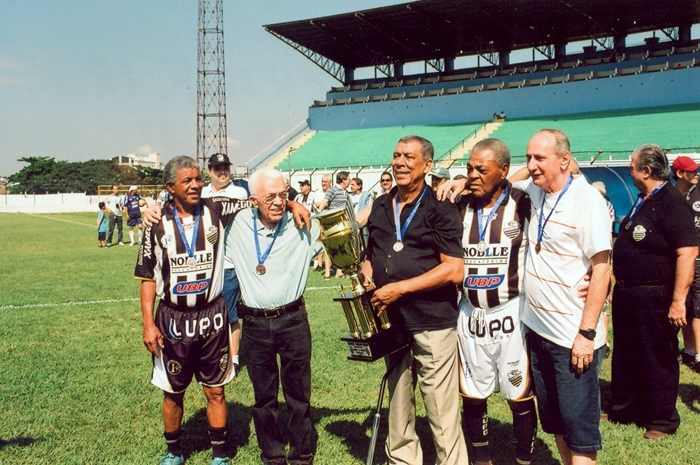 Da esquerda para a direita: Ferreira, Dr. Maciel, Jair Bala, Píter, Paulo Bim, e, ao fundo, Tomires