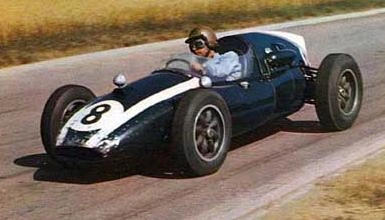 Não foi fácil para Jack Brabham conseguir o primeiro de seus três títulos mundiais na Fórmula 1. Na última corrida, em Sebring, na Flórida, o australiano precisou empurrar seu carro por 500 metros para cruzar em quarto lugar após estar na liderança e vencer o campeonato com quatro pontos de vantagem sobre o inglês Tony Brooks, com Ferrari. Foto: Divugação