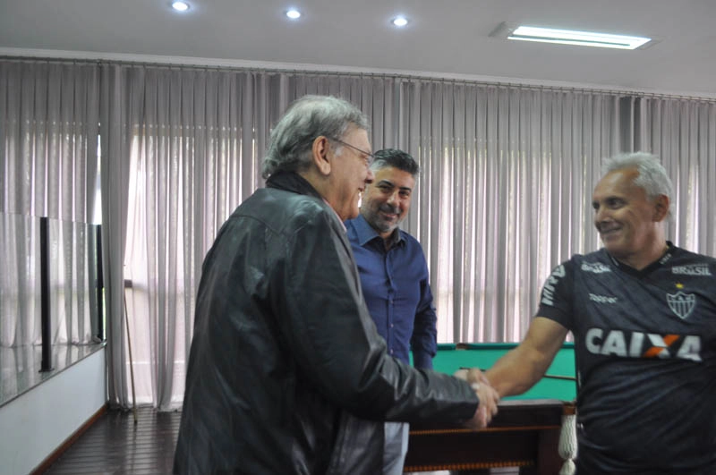 Milton, Gallo e Éder Aleixo. Milton ao lado do então presidente atleticano, Sérgio Sette Câmara. Foto: Marcos Júnior Micheletti/Portal Terceiro Tempo