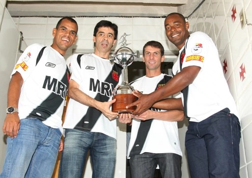 Jogadores do Vasco relembrando a conquista da Libertadores de 1998. Eles se reuniram em São Januário em 2008. Da direita para a esquerda: Vágner, Pedrinho, Mauro Galvão e Nasa seguram novamente o troféu da Libertadores da América
