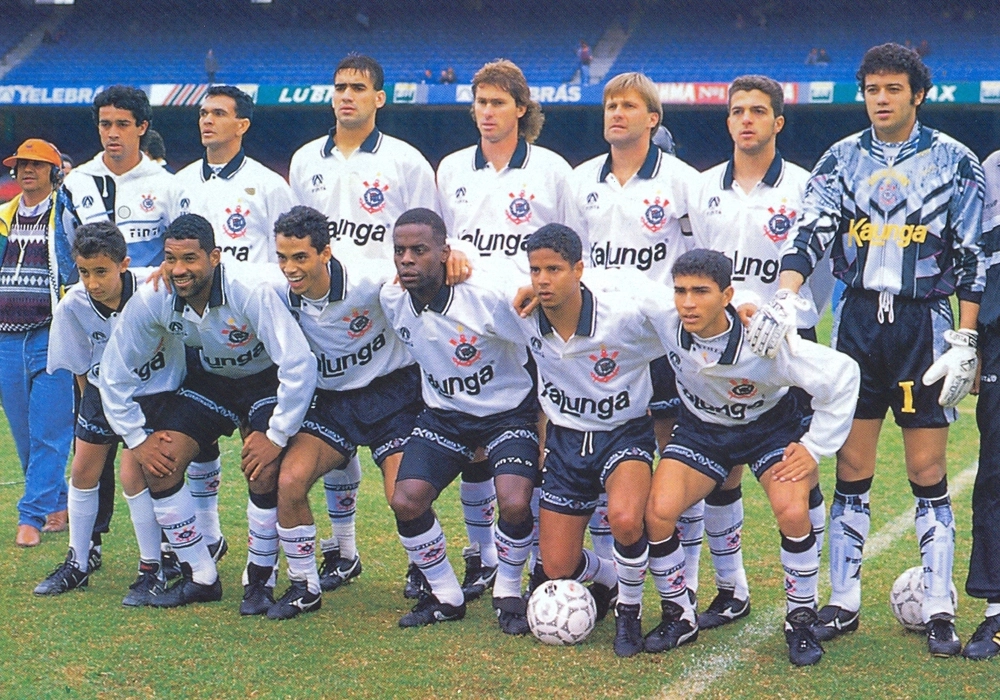 Em pé, da direita para a esquerda: Bernardo, Célio Silva, Henrique, André Santos e Ronaldo. Agachados, da esquerda para a direita: Sylvinho, Marcelinho, Zé Elias, Marques, Viola e Souza. Foto: ReproduçãoRevista Placar