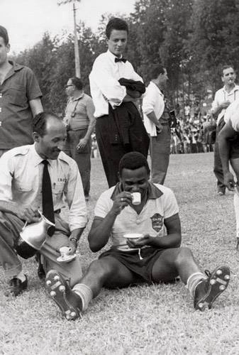 O IBC (Instituto Brasileiro do Café) apoiou a seleção brasileira e o garoto-propaganda foi Coutinho, servido em pleno gramado com uma xícara... Foto: ASSOPHIS (Associação dos Pesquisadores e Historiadores do Santos FC)