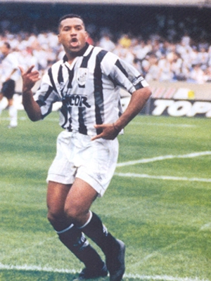 Sempre irreverente o jogador comemora mais um gol. Foto: Reprodução Revista Placar