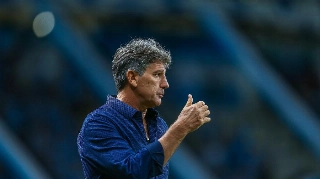 Renato dá 'nota 10' ao Grêmio e rebate críticas: "Não tem crise aqui"